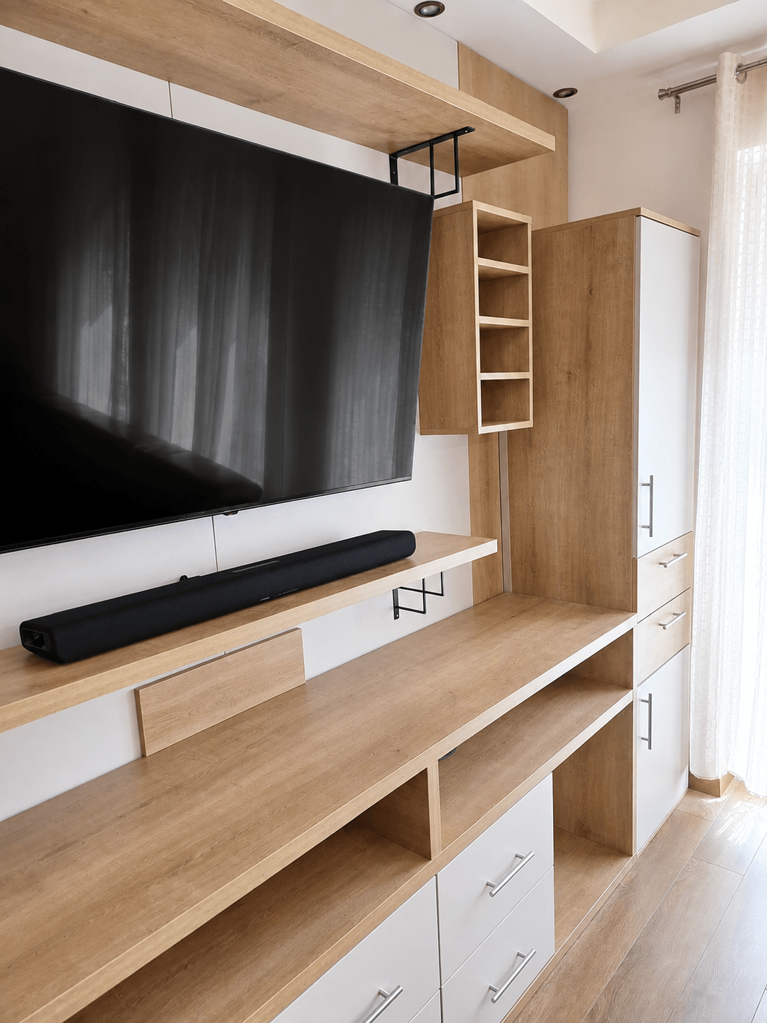 TV komoda — detalj polica